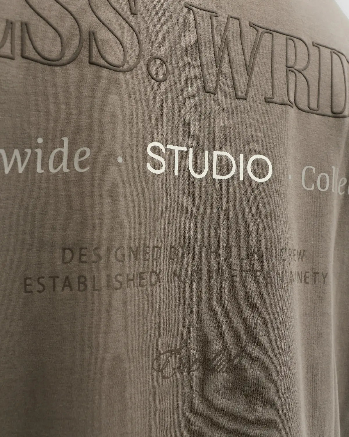 Velké pánské tričko s krátkým rukávem s výrazným potiskem na zádech Jack &amp; Jones 12279891 světle hnědé